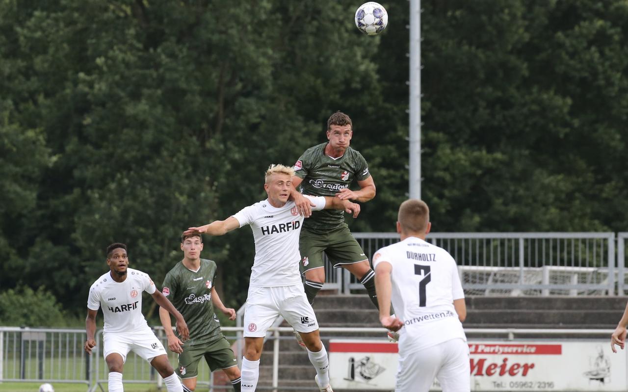 Glenn Bijl gaat een kopduel aan namens FC Emmen in het oefenduel met Rot-Weiss Essen. Glenn Bijl gaat een kopduel aan namens FC Emmen in het oefenduel met Rot-Weiss Essen.