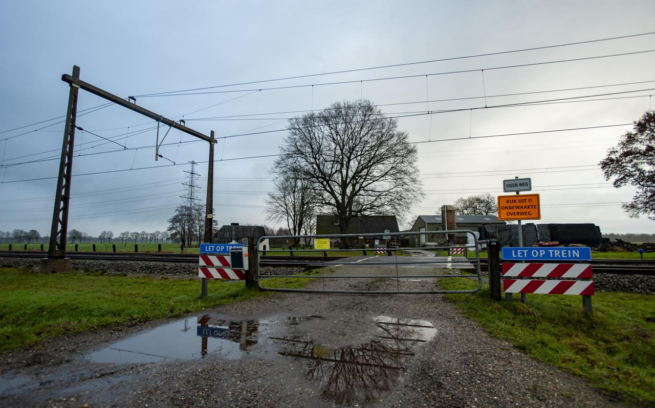 De onbewaakte spoorwegovergang aan het Looveen in Wijster, waar dinsdag het dramatische ongeval plaatshad. 