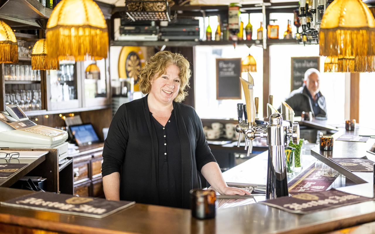 Eigenares Roelien Oostebring achter de bar van café-restaurant Gerrie. Eigenares Roelien Oostebring achter de bar van café-restaurant Gerrie.