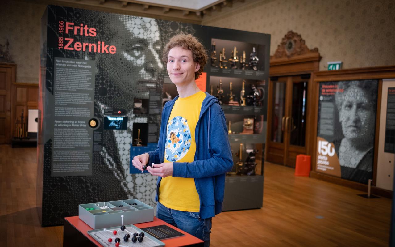 Striptekenaar Mark Hektor bij de expositie Masterminds in het Universiteitsmuseum. Striptekenaar Mark Hektor bij de expositie Masterminds in het Universiteitsmuseum.