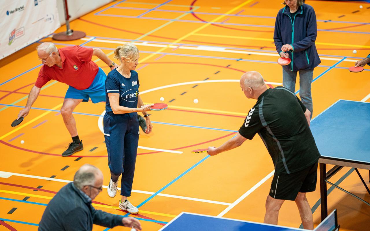 Bettine Vriesekoop tafeltennist met 55-plussers in sporthal Groote Veen in Eelde.