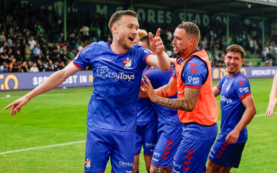 Mike te Wierik viert feest na winst op FC Dordrecht in de kwartfinales van de play-offs