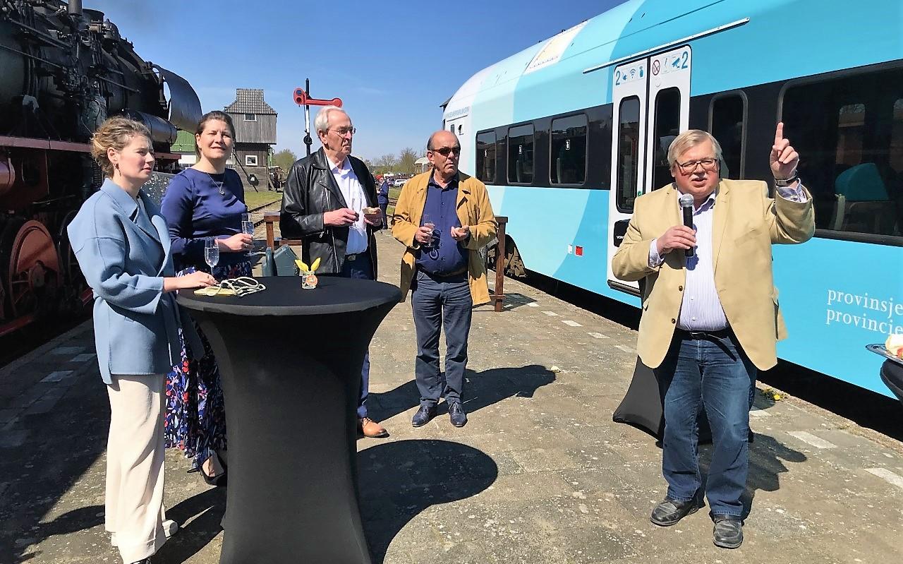 Voorzitter Pieter Hofstra van de museumspoorlijn STAR (rechts) wijst zijn gasten op station Stadskanaal de weg bij de doop van de WINK trein die van Arriva de naam van de stichting heeft gekregen. Van links naar rechts: Arriva-regiodirecteur Oost Jieskje Hollander, gedeputeerde Fleur Gräper, STAR-penningmeester Henk Steegstra en wethouder Goedhart Borgesius. Voorzitter Pieter Hofstra van de museumspoorlijn STAR (rechts) wijst zijn gasten op station Stadskanaal de weg bij de doop van de WINK trein die van Arriva de naam van de stichting heeft gekregen. Van links naar rechts: Arriva-regiodirecteur Oost Jieskje Hollander, gedeputeerde Fleur Gräper, STAR-penningmeester Henk Steegstra en wethouder Goedhart Borgesius.