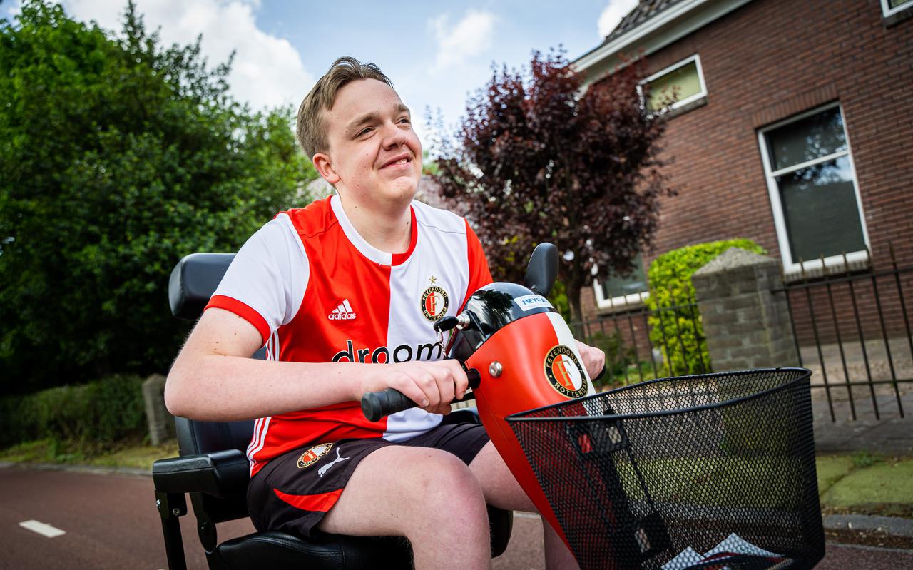 Marc Smeenge is dolblij met zijn Feyenoord-scootmobiel, een begrip in Rotterdam. 