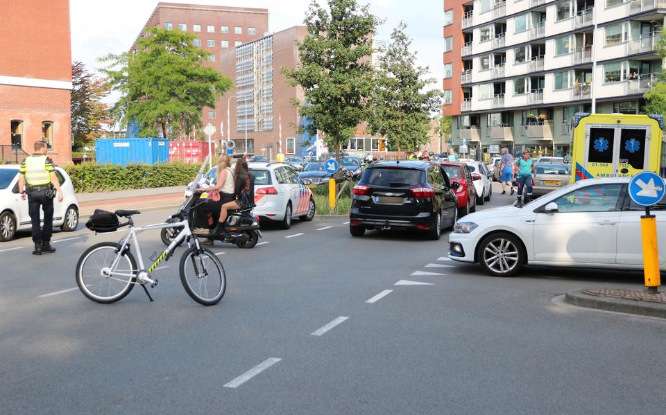 Gewonde bij kop-staartbotsing op Griffeweg in Groningen.