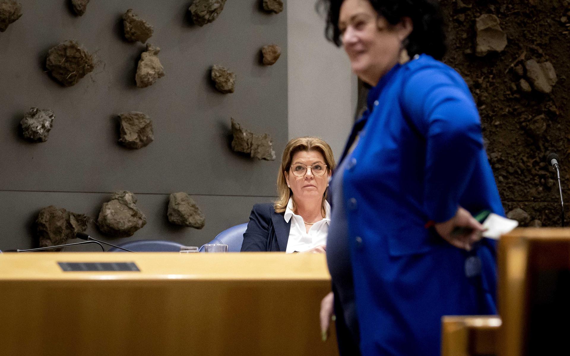 Caroline van der Plas (BBB) en Christianne van der Wal, minister voor Natuur en Stikstof in de Tweede Kamer tijdens het debat over de 24 miljard euro die het kabinet heeft gereserveerd voor de aanpak van de stikstofcrisis. 