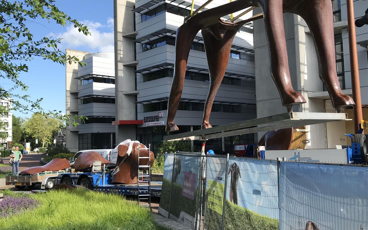 Mannes wordt in delen op z'n plek gehesen. Mannes wordt in delen op z'n plek gehesen.
