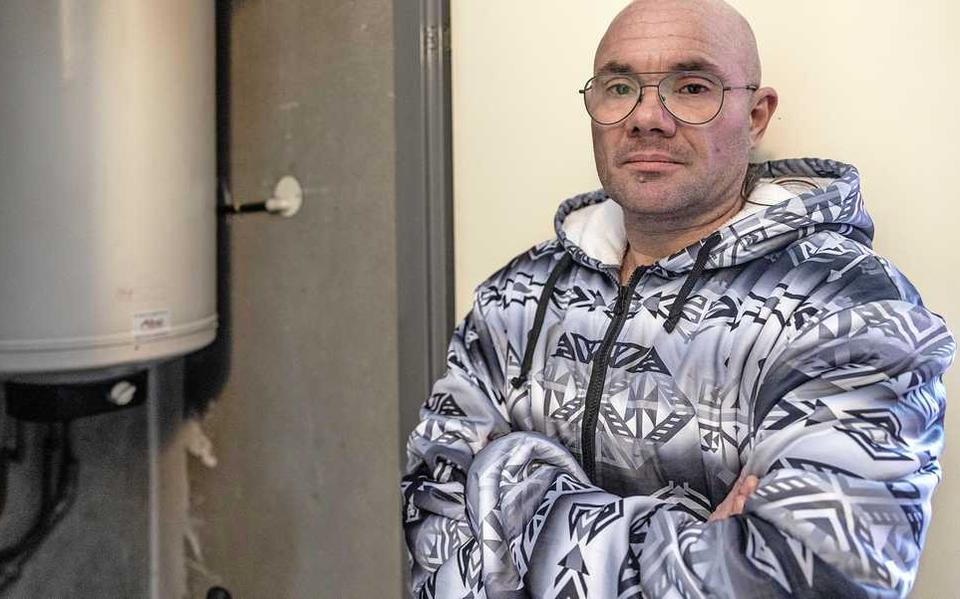 Sjefke Dooms bij zijn stroom vretende boiler uit 1985, die er een slordige 3500 kilowattuur per jaar doorheen jaagt.
