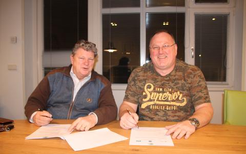 Voorzitter Roel Seele en Liewe Pals tekenen het contract.