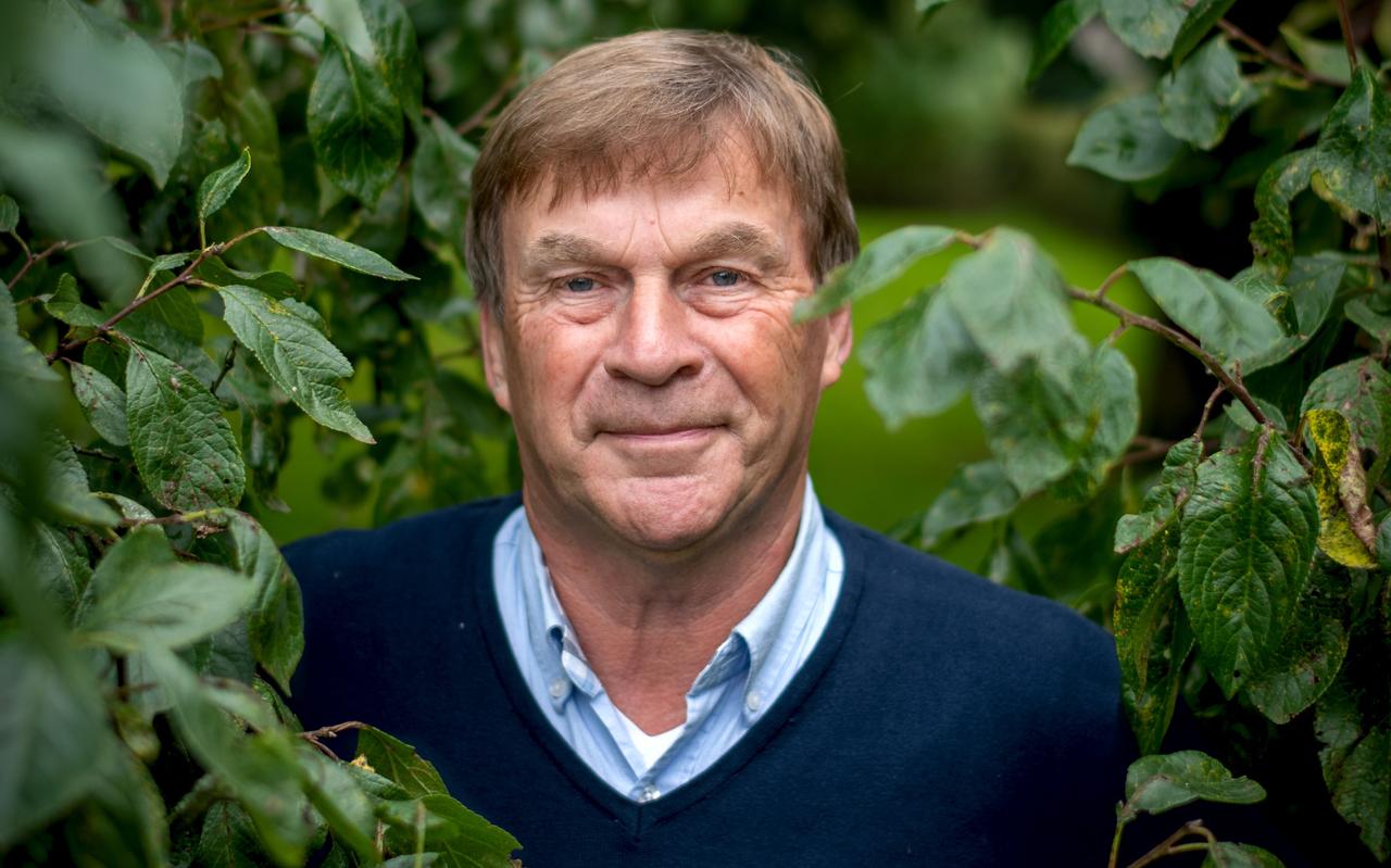 Jan Wageman in zijn tuin in Noardburgum. ,,Als je die voet tussen de deur krijgt en wint...die euforie, heerlijk.'' FOTO JILMER POSTMA Jan Wageman in zijn tuin in Noardburgum. ,,Als je die voet tussen de deur krijgt en wint...die euforie, heerlijk.'' FOTO JILMER POSTMA