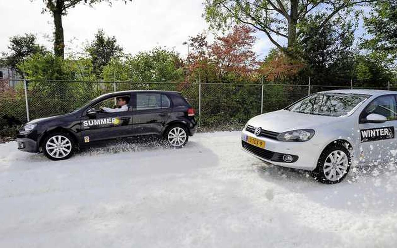 Een auto met winterbanden en een met zomerbanden bij een demonstratie van bandenfabrikant Vredestein. Een auto met winterbanden en een met zomerbanden bij een demonstratie van bandenfabrikant Vredestein.