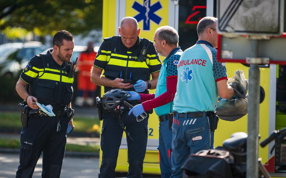 Personeel van Ambulancezorg Groningen in gesprek met de politie na een ernstig ongeval op 4 oktober in Sappemeer.