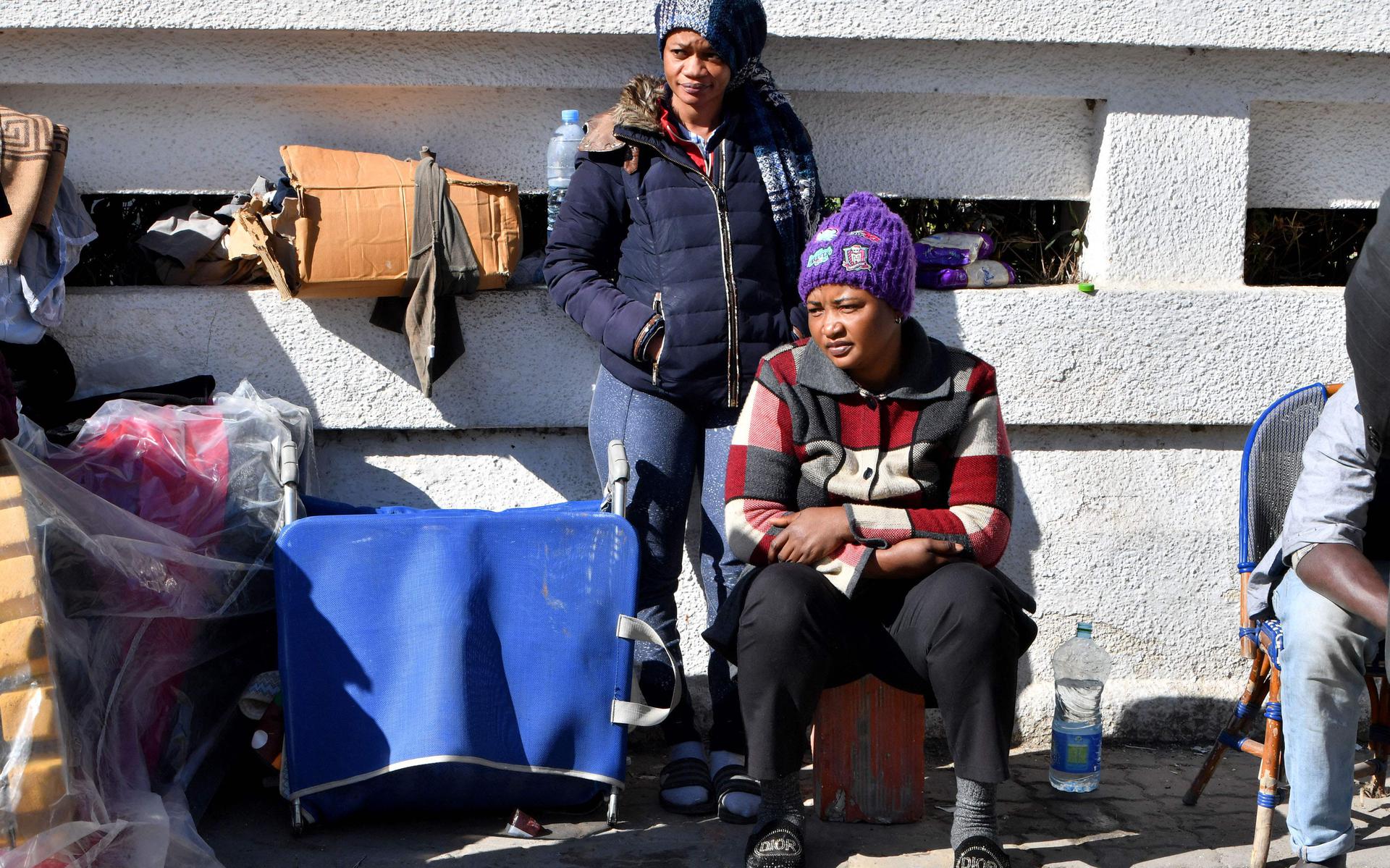 Migranten bivakkeren op straat in afwachting van repatriëring, nadat ze door huurbazen op straat zijn gezet. 