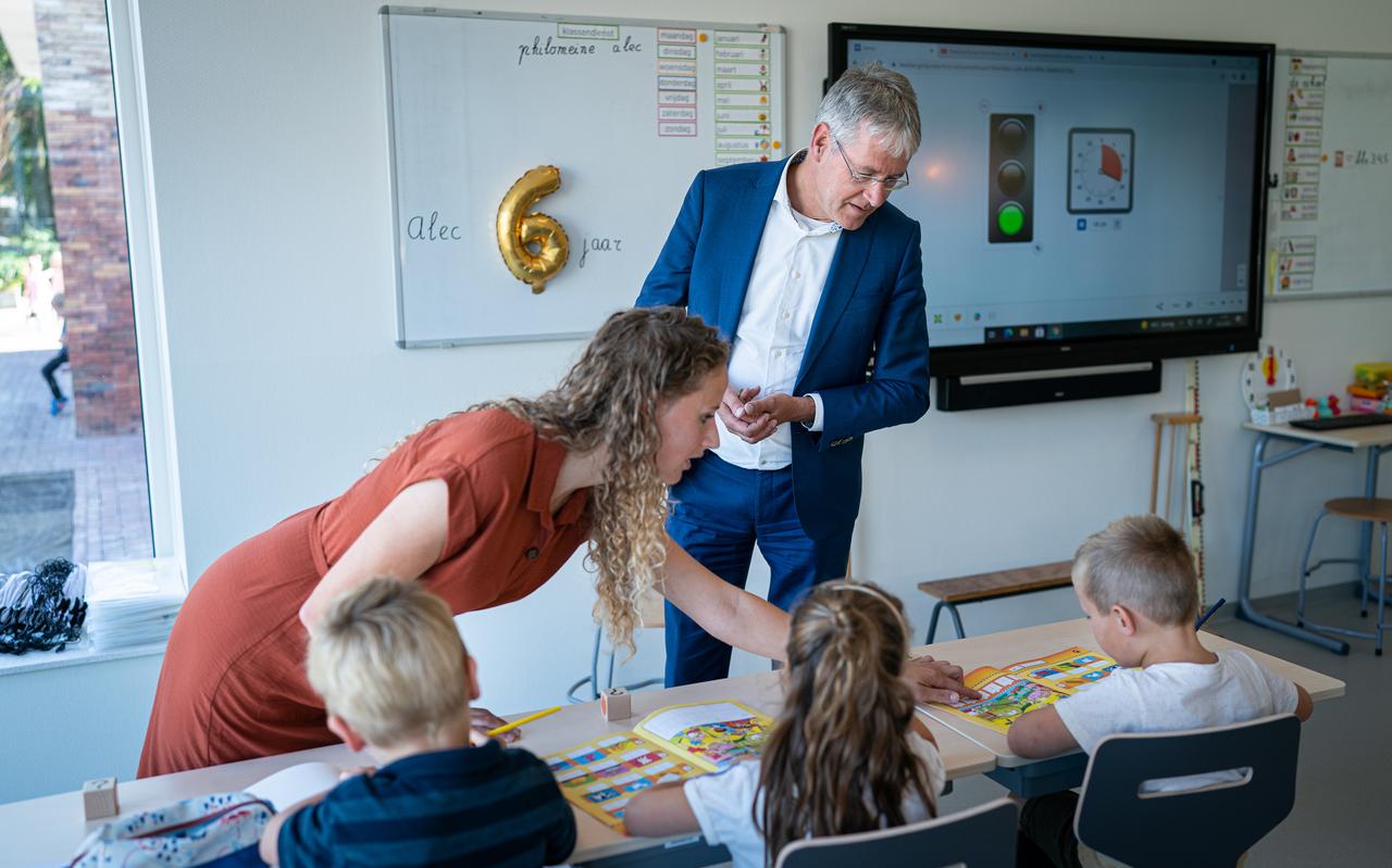 Minister Arie Slob voor de klas in Zuidlaren. Minister Arie Slob voor de klas in Zuidlaren.