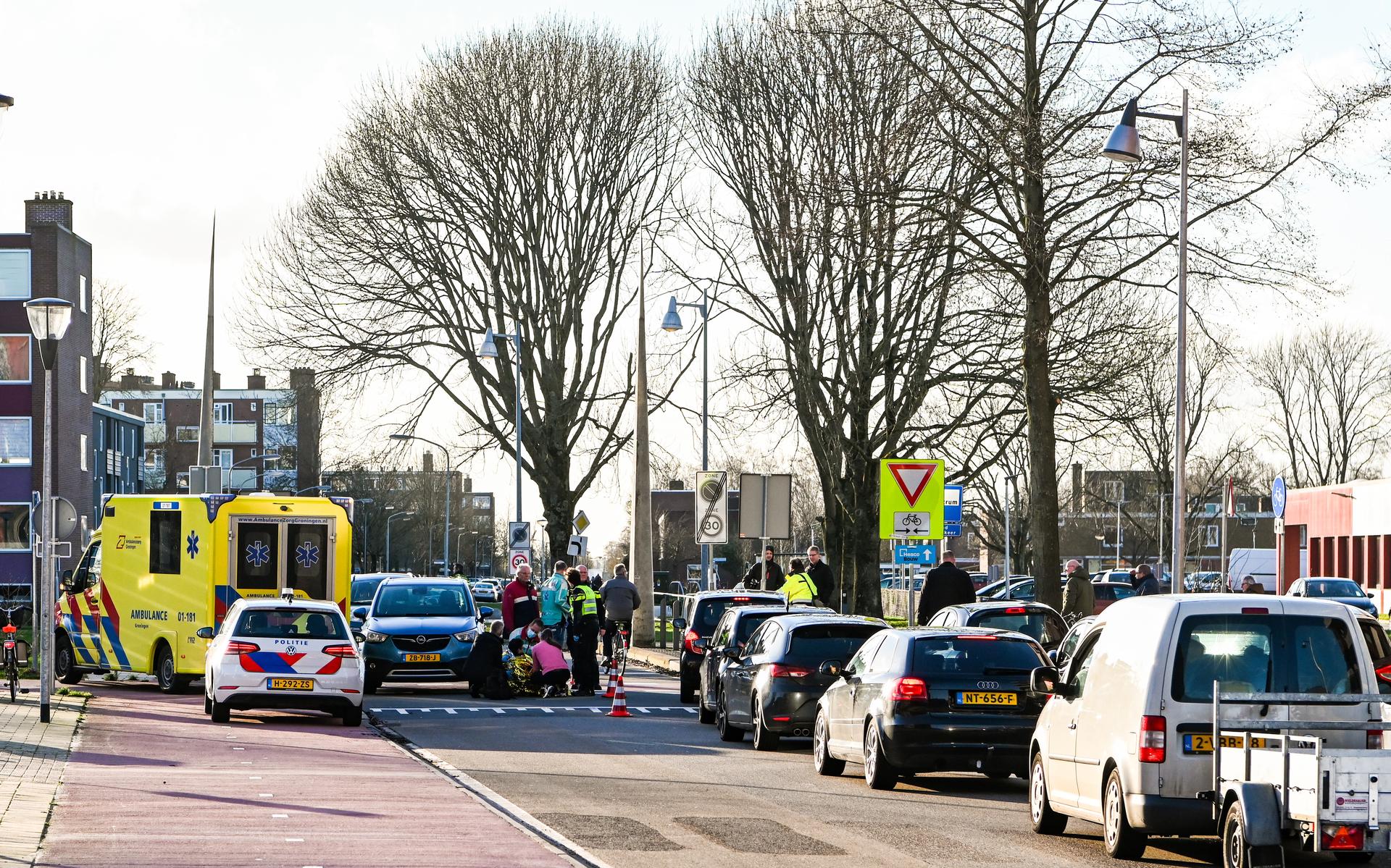 Fietsster naar ziekenhuis na aanrijding met auto in Hoogezand Dagblad van het Noorden