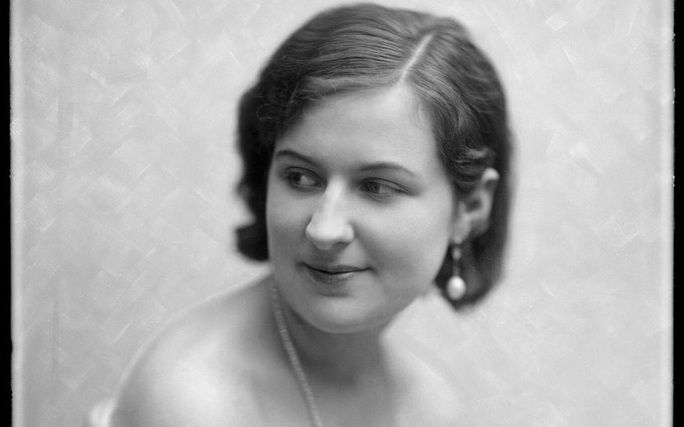 Miss Holland Jopie Koopman trouwde met voetballer Klaas Breeuwer en dat was het eerste societyhuwelijk.