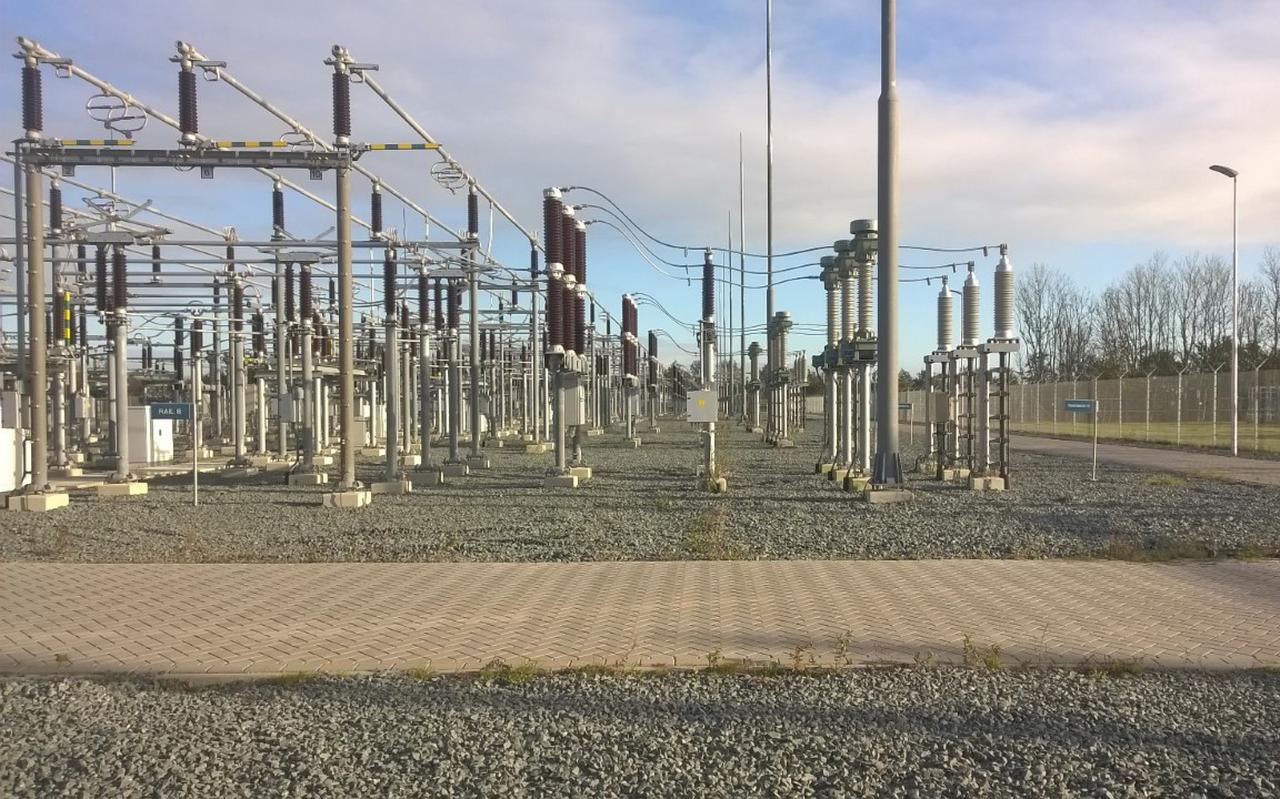 In dit soort hoogspanningsstations wordt stroom met een laag voltage klaargemaakt voor de snelweg.