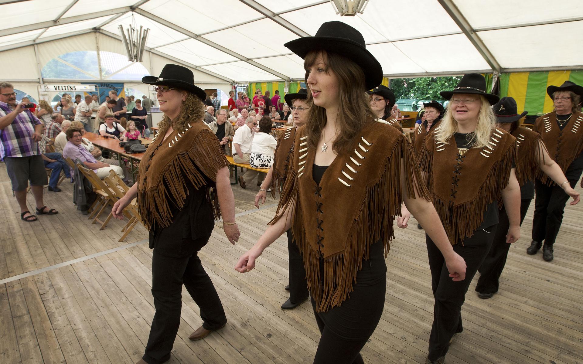 In de feesttent wordt gedanst, gezongen, gegeten en gedronken.