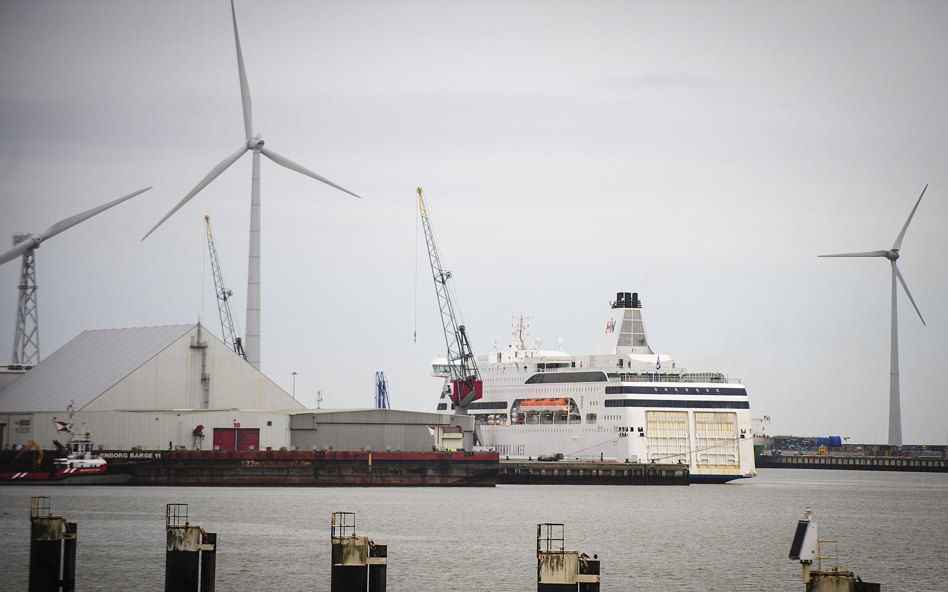 De Romantika van Holland Norway Lines in de Eemshaven.