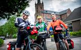 Henk Hofstra (links), Sjon Stellinga (midden) en Luuk Hajema (rechts) fietsen naar Santiago de Compostella. Bij de Jacobus de Meerderekerk in Uithuizen halen ze de eerste stempel in hun pelgrimspaspoort.