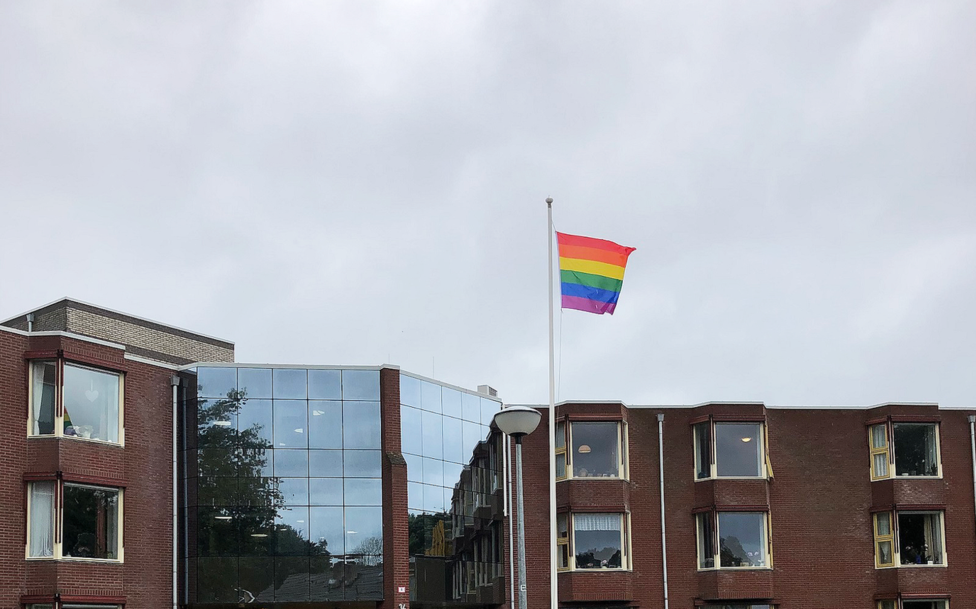 Zorgcentrum De Blanckenbörg met de Regenboogvlag in top.