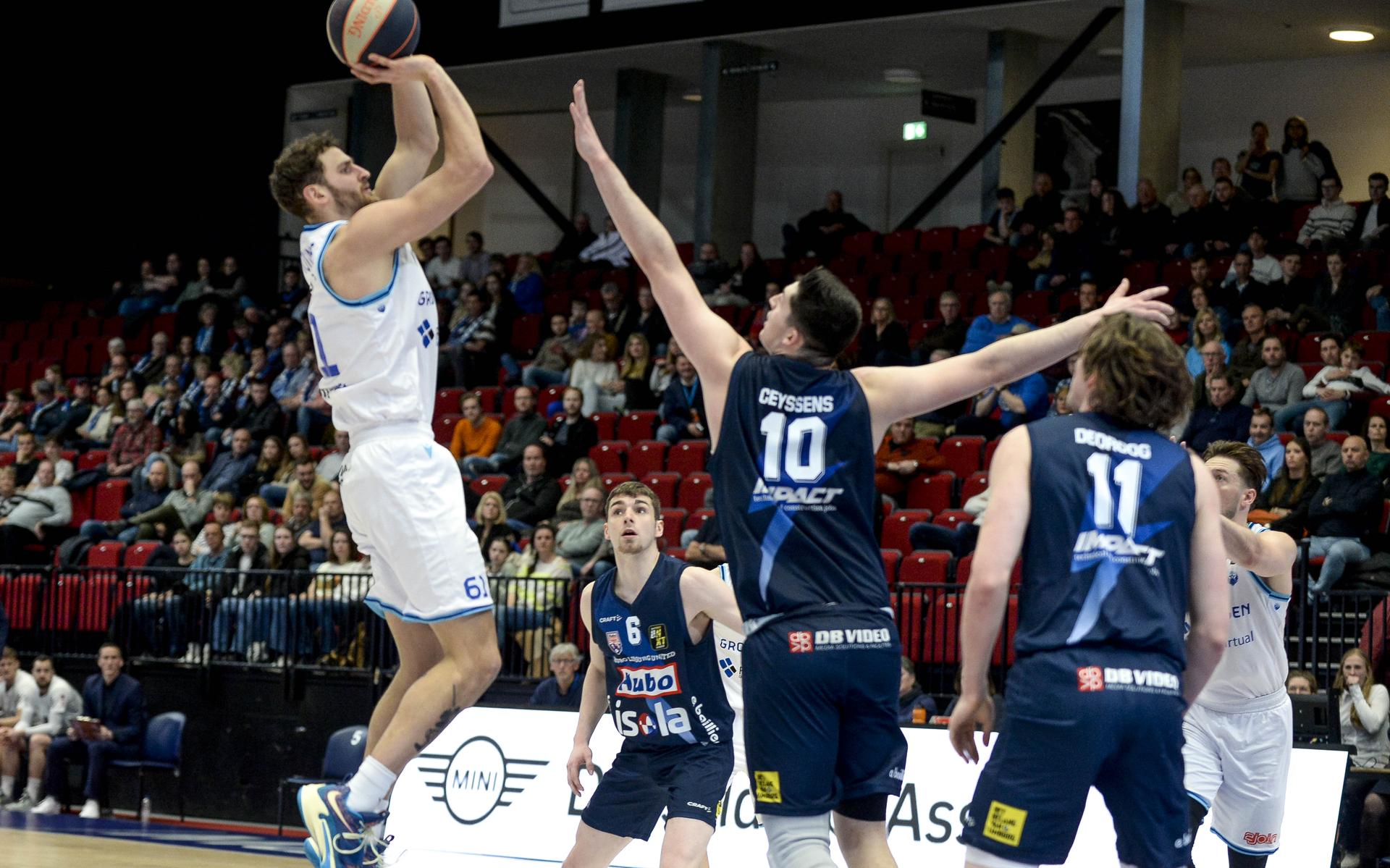 Clay Mounce scoort een driepunter.