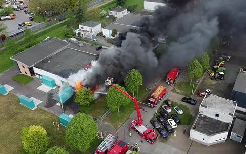 Uitslaande brand in bedrijfspand in Schoonebeek