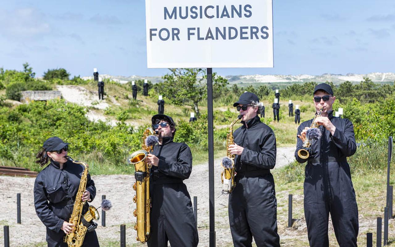 Het Berlage Saxophone Quartet met Via Berlin: welwillende tegen strenge grenswachten. Op de achtergrond: vluchtende Belgen. Het Berlage Saxophone Quartet met Via Berlin: welwillende tegen strenge grenswachten. Op de achtergrond: vluchtende Belgen.