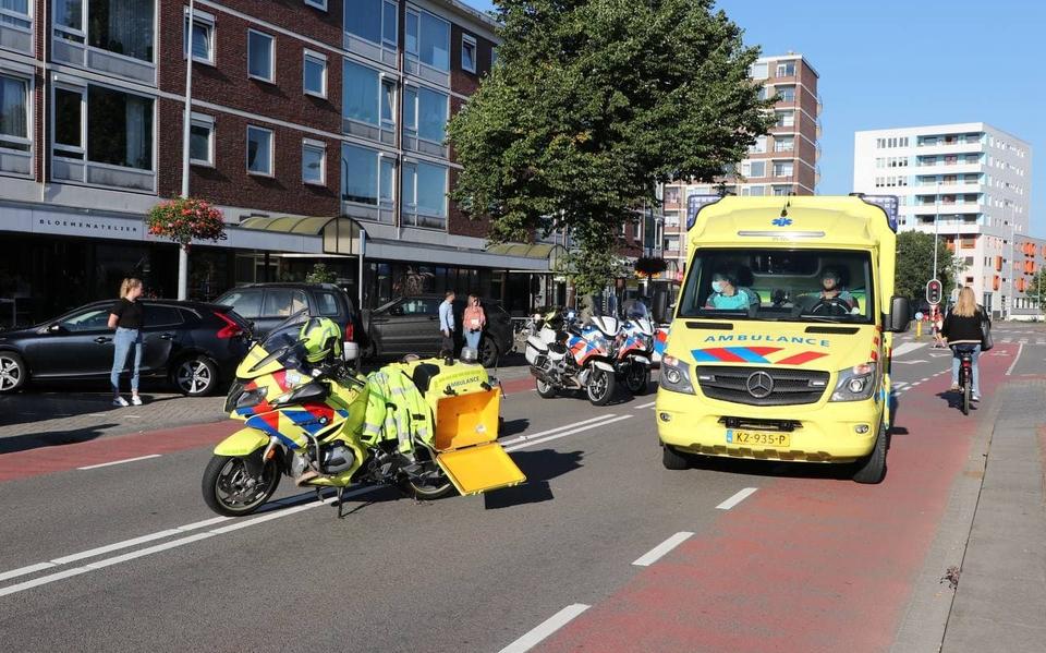 Vrouw gewond en met spoed naar ziekenhuis gebracht na aanrijding op het Overwinningsplein in Groningen. Automobilist aangehouden Vrouw gewond en met spoed naar ziekenhuis gebracht na aanrijding op het Overwinningsplein in Groningen. Automobilist aangehouden