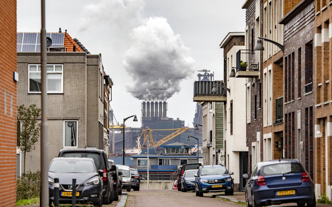 De hoogovens van Tata Steel gezien vanuit IJmuiden. De hoogovens van Tata Steel gezien vanuit IJmuiden.