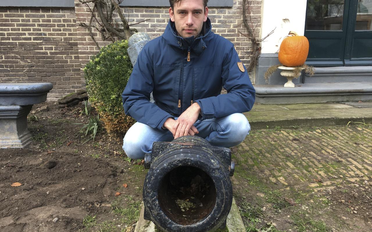 Tim Smit bij een van de twee mortieren die bij een havezate in Dwingeloo staat. Deze foto is in 2019 gemaakt. Tim Smit bij een van de twee mortieren die bij een havezate in Dwingeloo staat. Deze foto is in 2019 gemaakt.