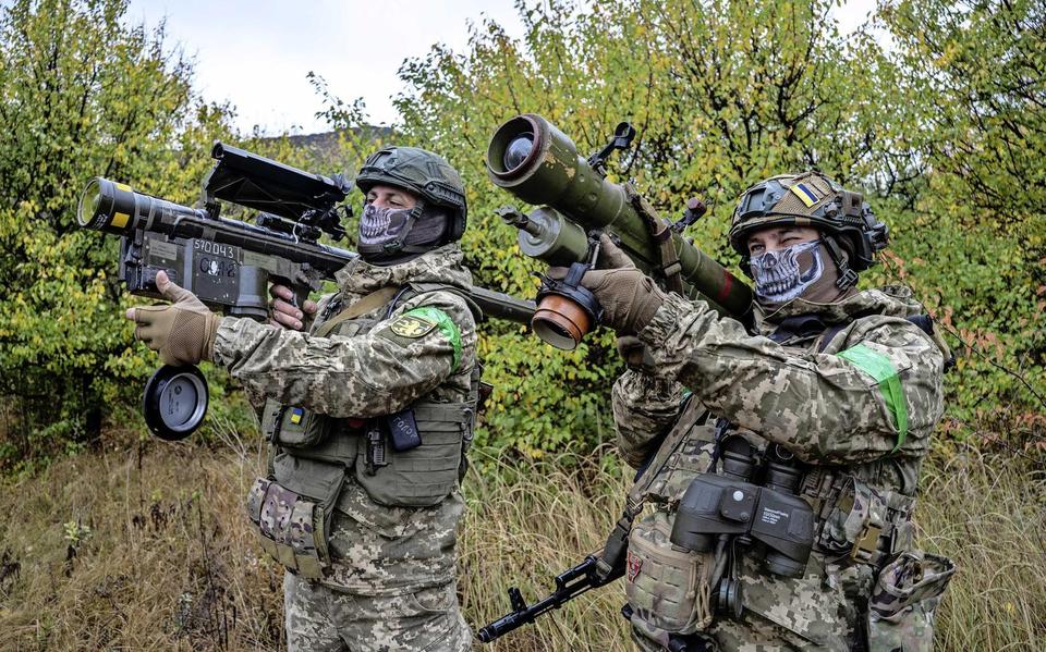 Ter illustratie: twee Oekraïense soldaten vuren wapens af.