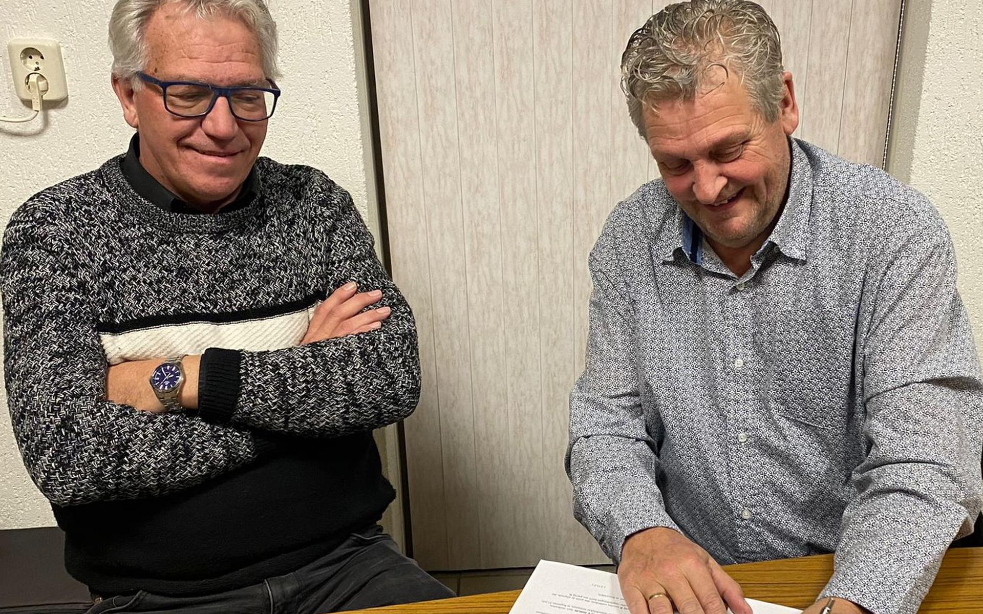 Johan Piening zette donderdagavond onder het toeziend oog van clubvoorzitter Willem Neef zijn handtekening onder een contract dat de 62-jarige Emmenaar tot de zomer van 2024 aan Sp. Roswinkel bindt.