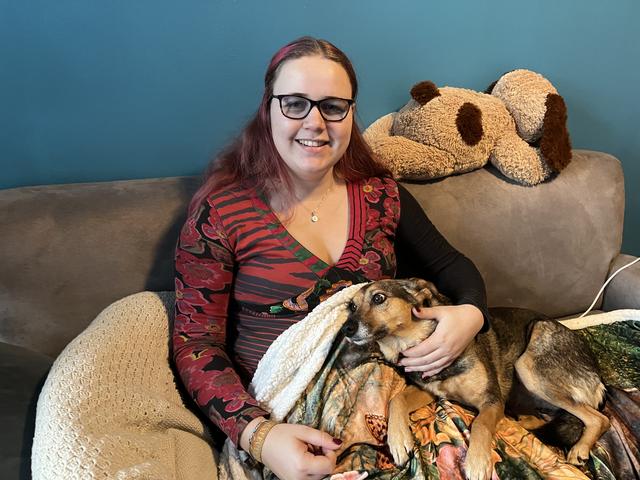 Andrea (22) in actie voor hulphond: ‘Hond geeft mij m’n vrijheid terug’