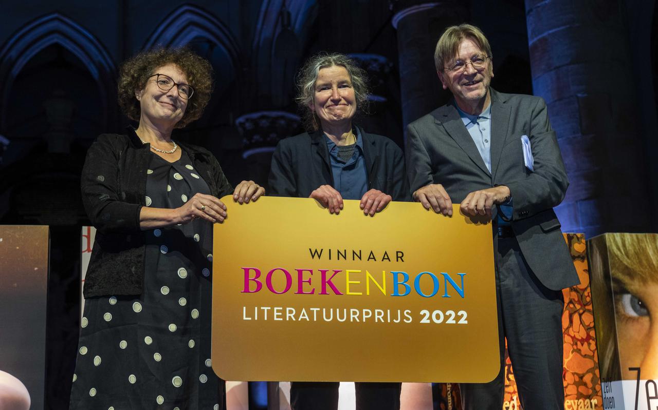 Lily Knibbeler van de Boekenbon Literatuurprijs, winnend schrijfster Anjet Daanje (middens) en juryvoorzitter Guy Verhofstadt