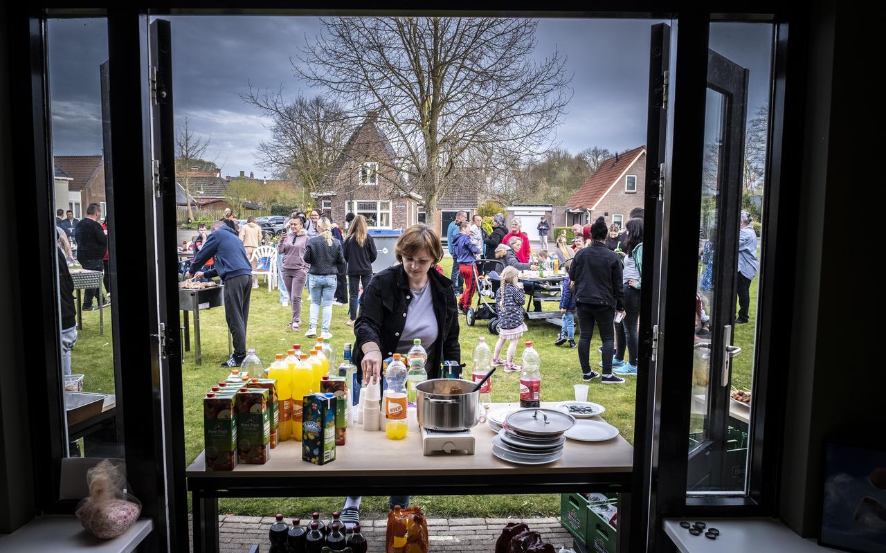 Toen de Oekraïense vluchtelingen in april uit Warffum moesten vertrekken, werd voor hen een barbecue gehouden. Toen de Oekraïense vluchtelingen in april uit Warffum moesten vertrekken, werd voor hen een barbecue gehouden.