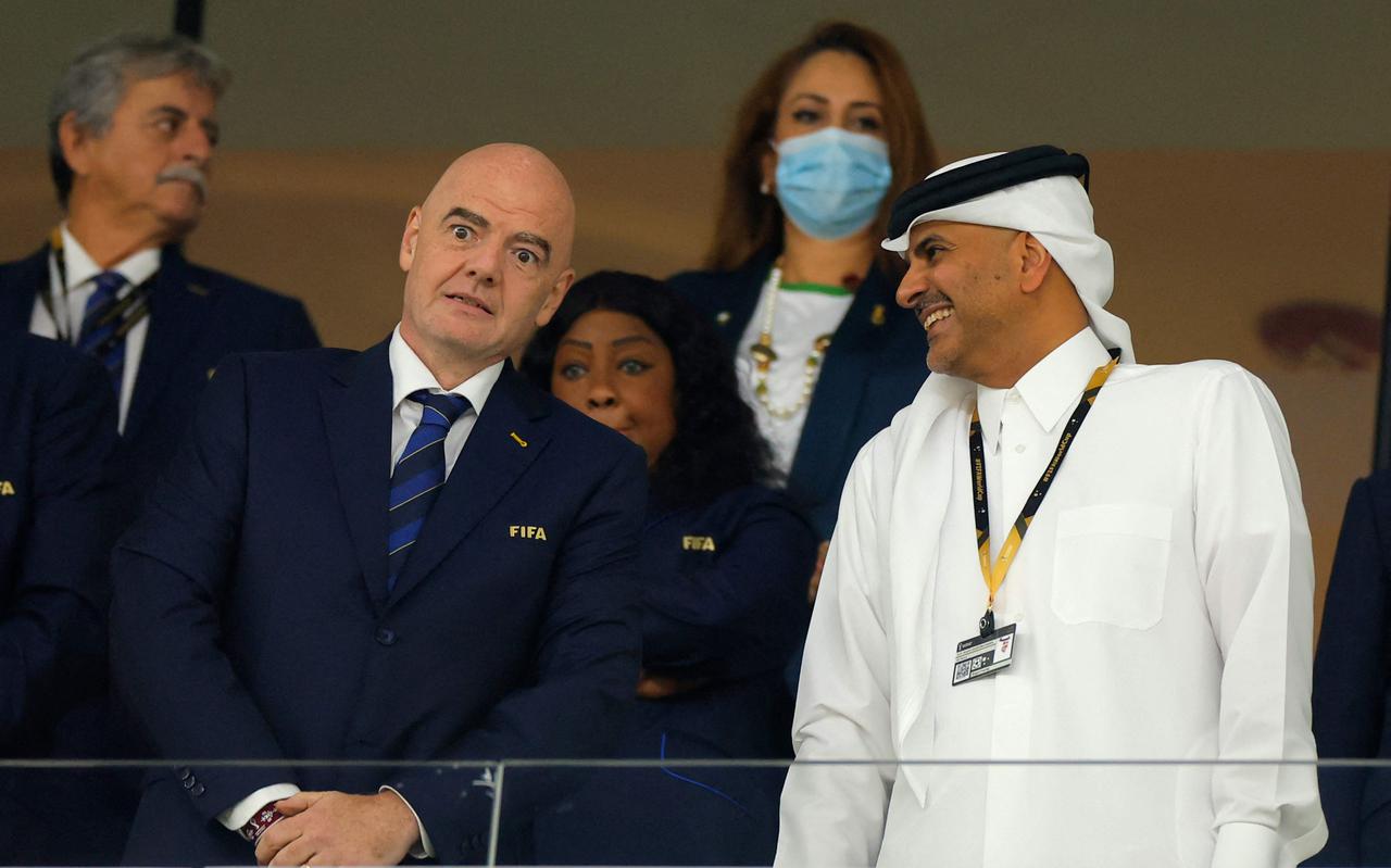 FIFA-baas Gianni Infantino links en minister-president Khalid bin Khalifa bin Abdulaziz Al Thani van Qatar. 