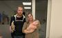 Loes en Johan Klein vlak na de geboorte van hun dochter Lily in het nieuwe bevalbad in Emmen. 