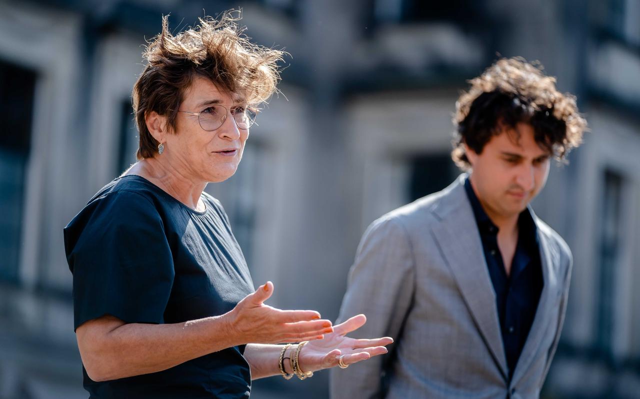 Lilianne Ploumen (PvdA) en Jesse Klaver (GroenLinks) na afloop van een gesprek met informateur Mariëtte Hamer over de kabinetsformatie. Lilianne Ploumen (PvdA) en Jesse Klaver (GroenLinks) na afloop van een gesprek met informateur Mariëtte Hamer over de kabinetsformatie.