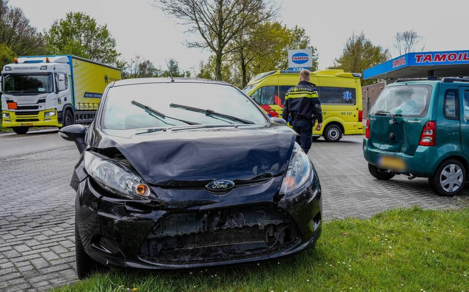 Meerdere auto's botsen bij ongeval in Klazienaveen. 