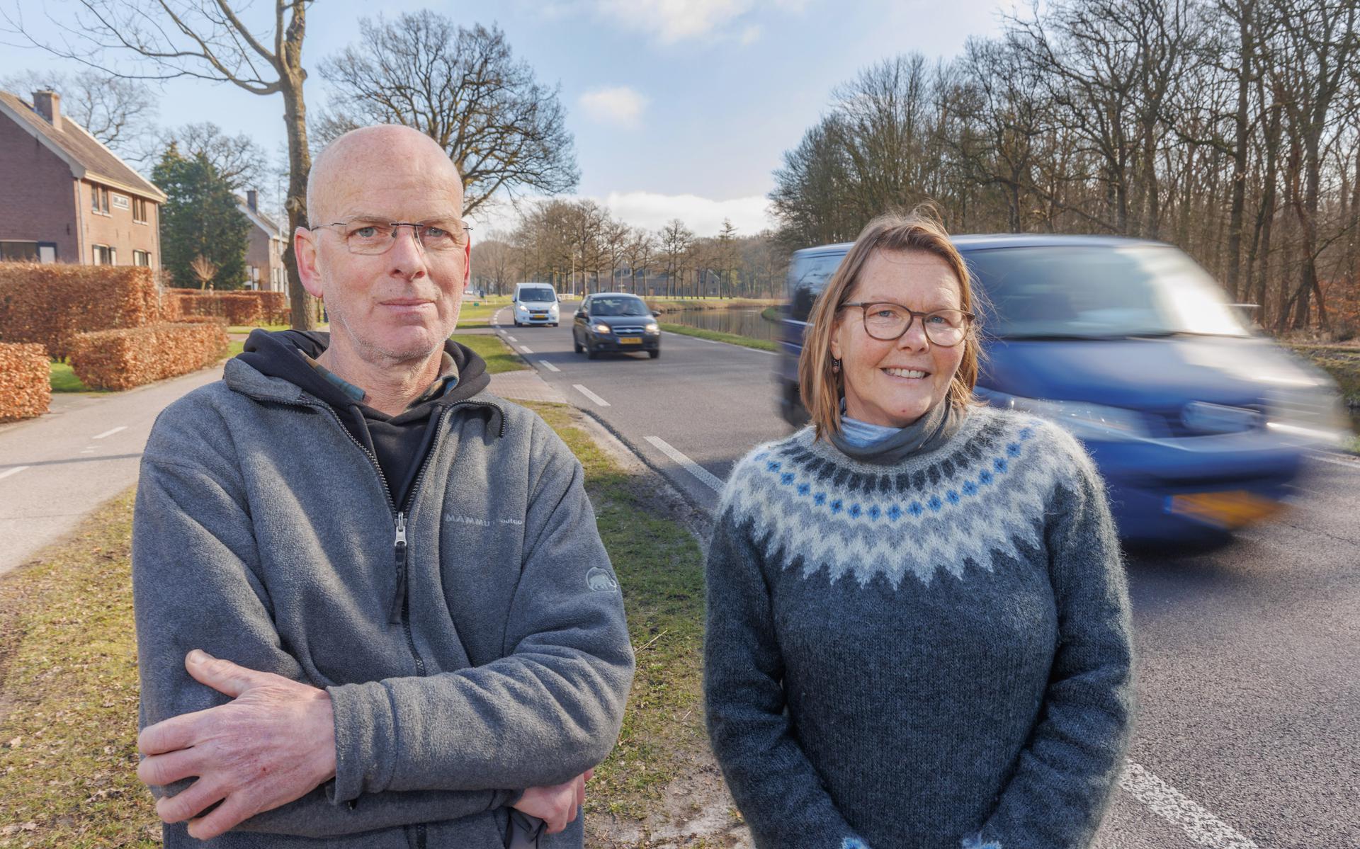 Wim en Marjan van Eeden wonen aan de Hoofdweg in Veenhuizen, waar de beloofde snelheidsbegrenzing nog steeds niet is ingegaan. 
