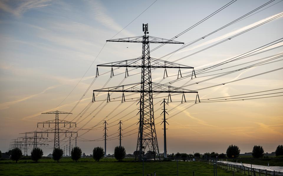 De nieuwe 380kv-hoogspanningslijn die het Groninger land van Vierverlaten tot de Eemshaven doorkruist. Netbeheerders hebben moeite met het tijdig uitbreiden van het netwerk. De capaciteit daarvan is nu soms niet groot genoeg door de grote vraag naar stroom of de grote hoeveelheid duurzame energie die wordt terug geleverd aan het net.