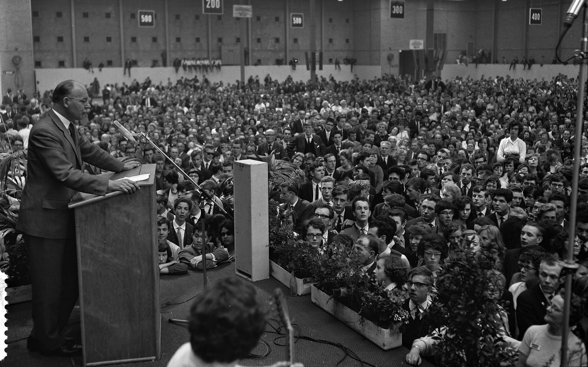 1 mei 1965. Tienduizenden mensen vieren in de Utrechtse Jaarbeurshallen de Dag van de Arbeid. Ze luisteren onder meer naar minister Anne Vondeling.