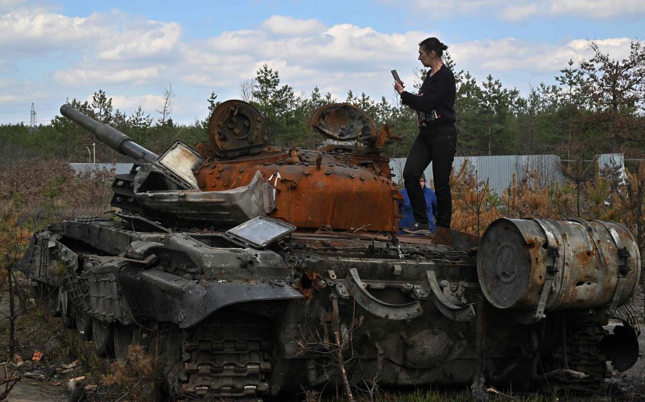 De VS blijven hun wapenleveringen aan Oekraïne opdrijven. Op de foto: een vrouw neemt een foto van de resten van een Russische tank.