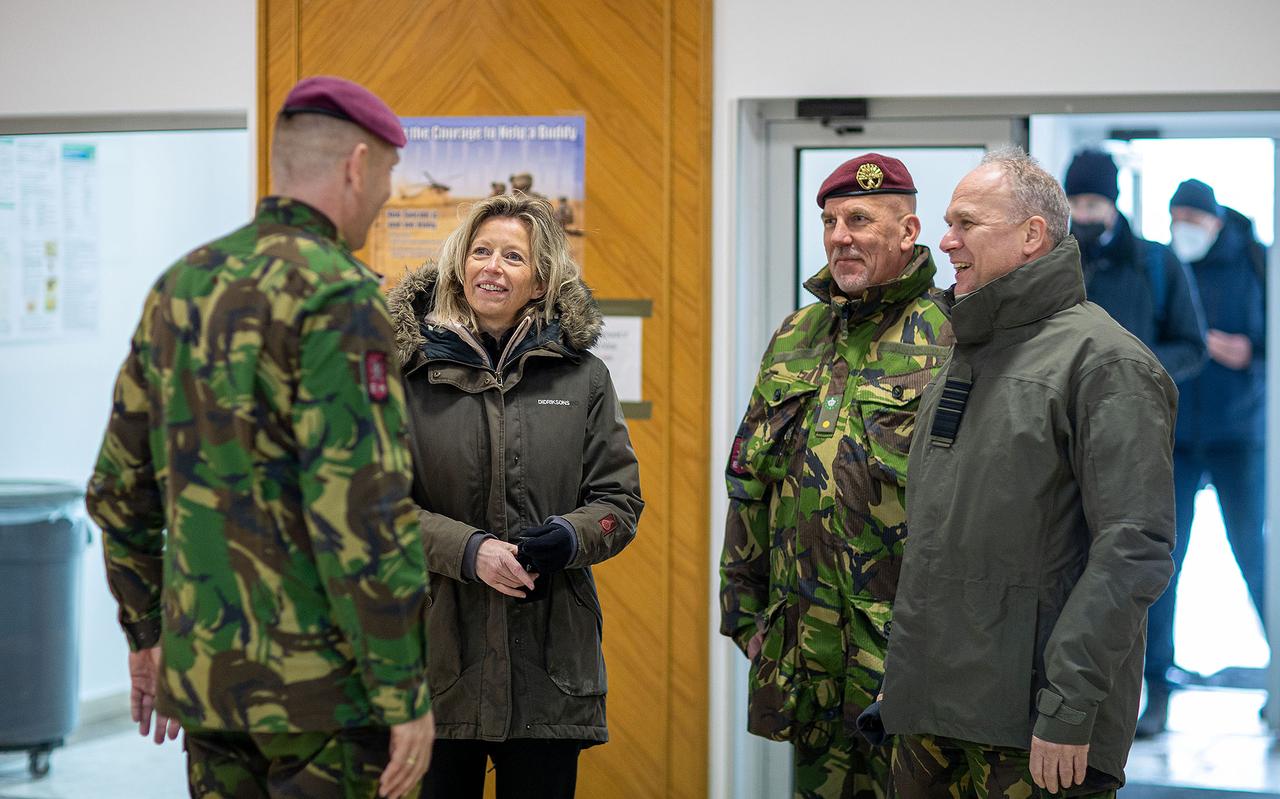 Majoor Mark Bakker (links) leidde eerder deze maand minister Kajsa Ollongren en commandant der strijdkrachten Onno Eichelsheim (rechts) rond op de basis in Roemenië. Majoor Mark Bakker (links) leidde eerder deze maand minister Kajsa Ollongren en commandant der strijdkrachten Onno Eichelsheim (rechts) rond op de basis in Roemenië.