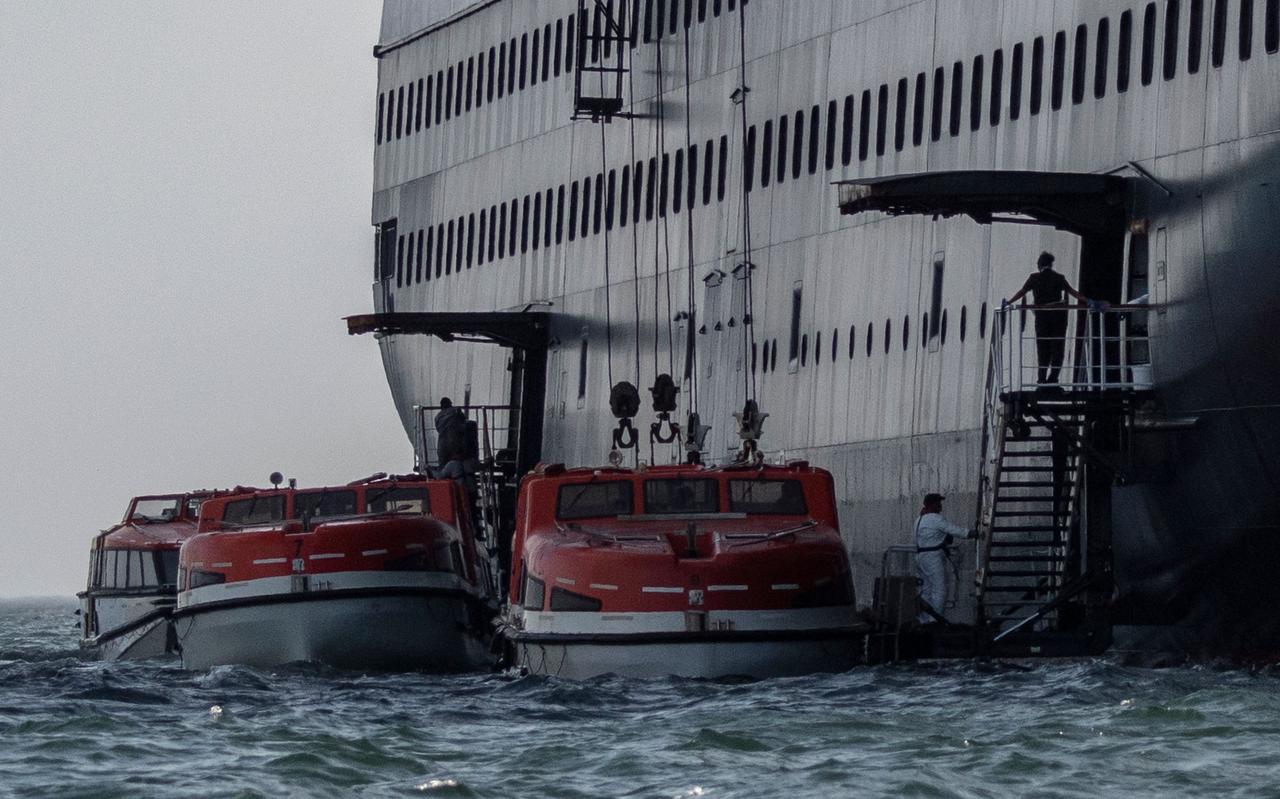 Gezonde passagiers van de Zaandam werden overgeheveld naar de Rotterdam, onder wie de stellen uit Borger. Gezonde passagiers van de Zaandam werden overgeheveld naar de Rotterdam, onder wie de stellen uit Borger.