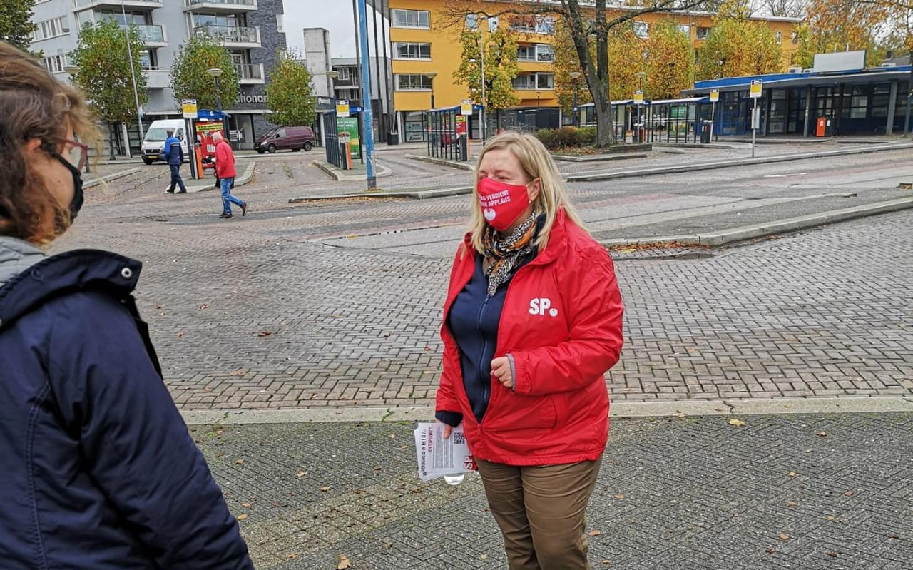 Eva Schaaij in gesprek met een treinreiziger op station Emmen Eva Schaaij in gesprek met een treinreiziger op station Emmen
