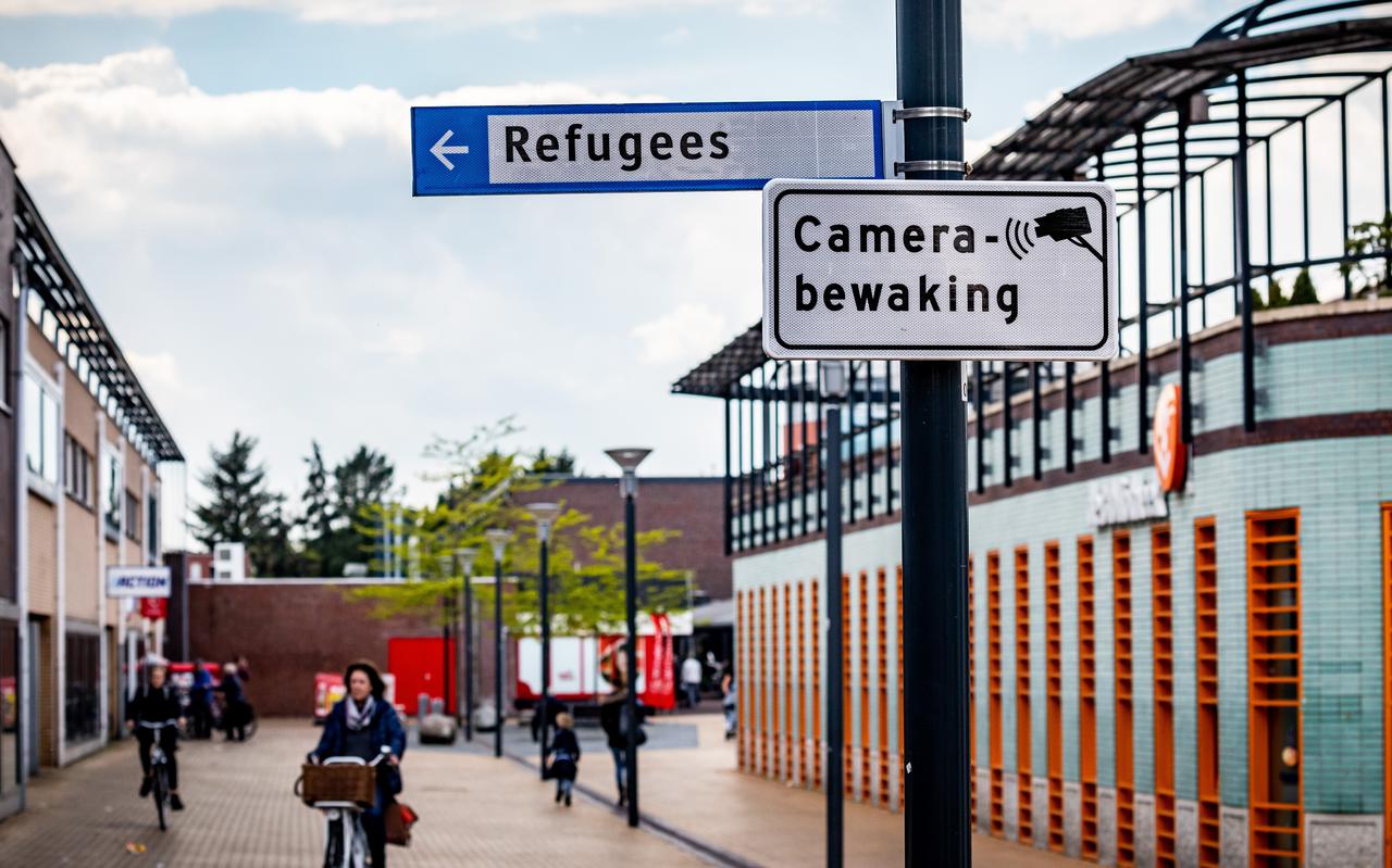 Veel vluchtelingen met een verblijfsvergunning wonen nog in een asielzoekerscentrum. Daarmee houden ze plaatsen bezet, bovendien loopt hun integratie in de Nederlandse samenleving daarmee vertraging op.