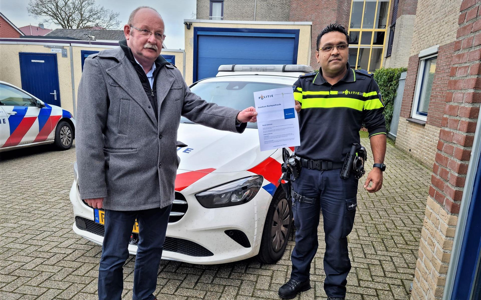Burgemeester van Noordenveld Klaas Smid (links) en de politiechef van Noordenveld Maznu Holthuis met de waarschuwingsbrief. 