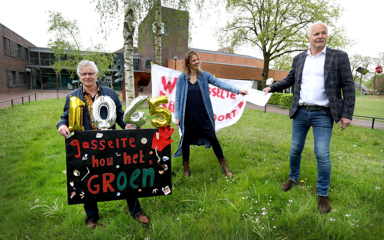 Iniatiefnemers van de petitie Geert Kroezenga en Elien Nijland overhandigen wethouder Henk Heijerman in Gieten de handtekeningen. 